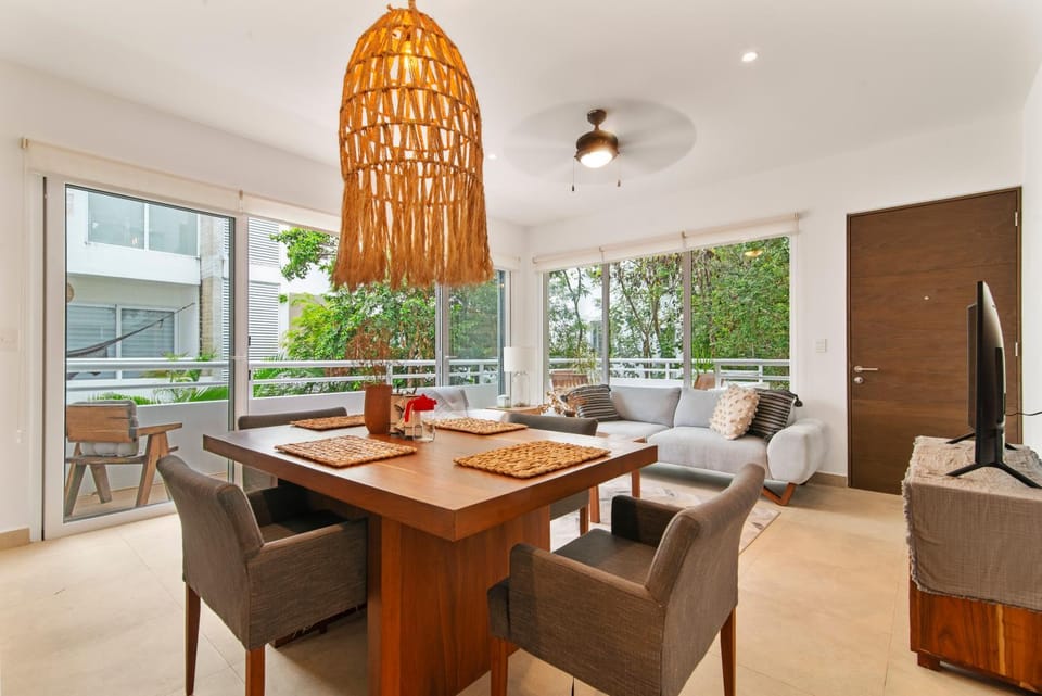 TV and multimedia, Living room, Seating area, Dining area, air conditioner