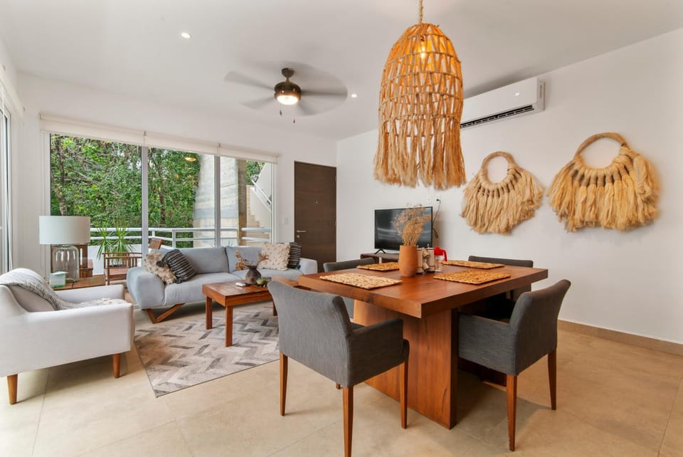 TV and multimedia, Living room, Seating area, Dining area, furniture, air conditioner