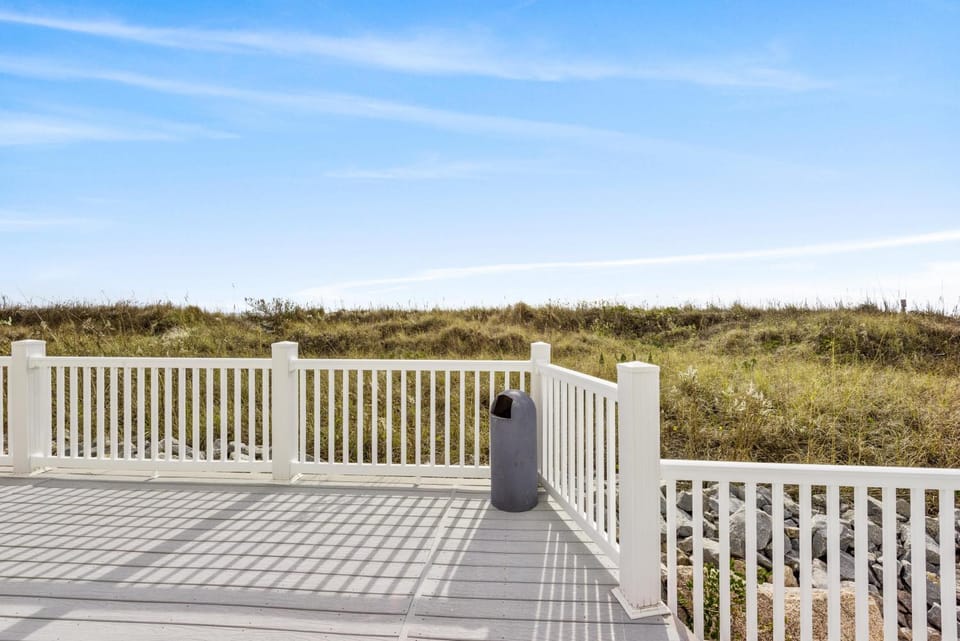 Finestere A1- Oceanfront - Cherry Grove Section House in North Myrtle Beach