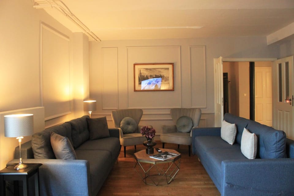 Living room, Seating area