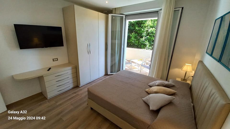 Bed, TV and multimedia, Bedroom, wardrobe