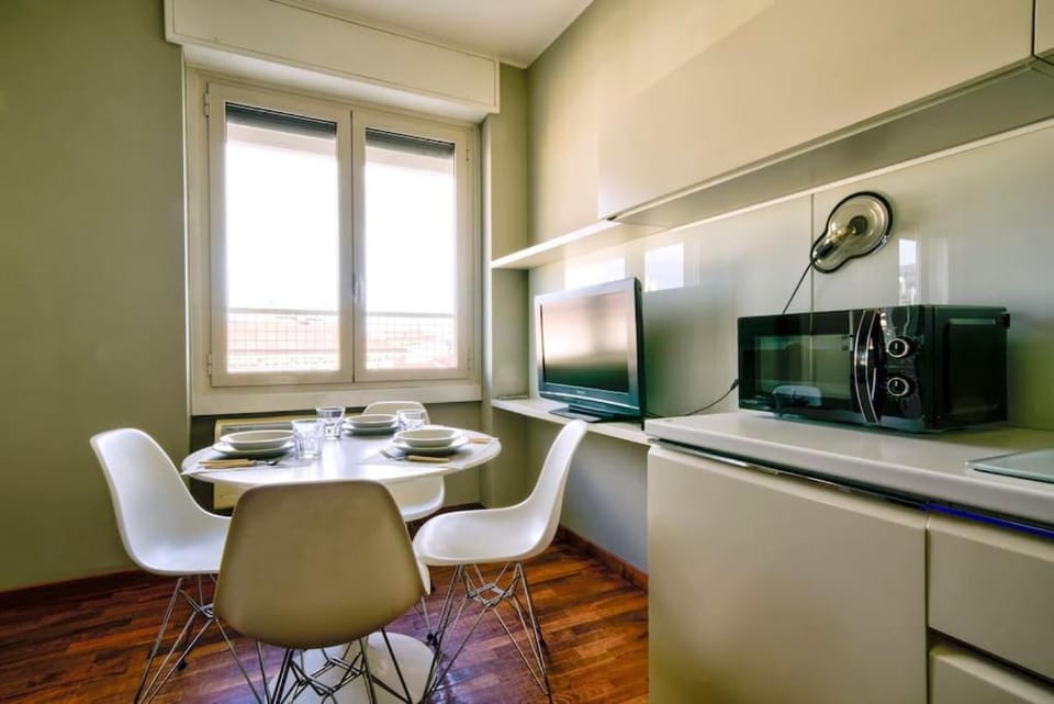 Coffee/tea facilities, Kitchen or kitchenette, Seating area, Dining area, minibar