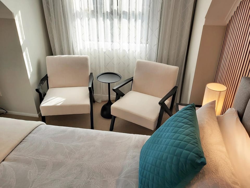 Bed, Seating area