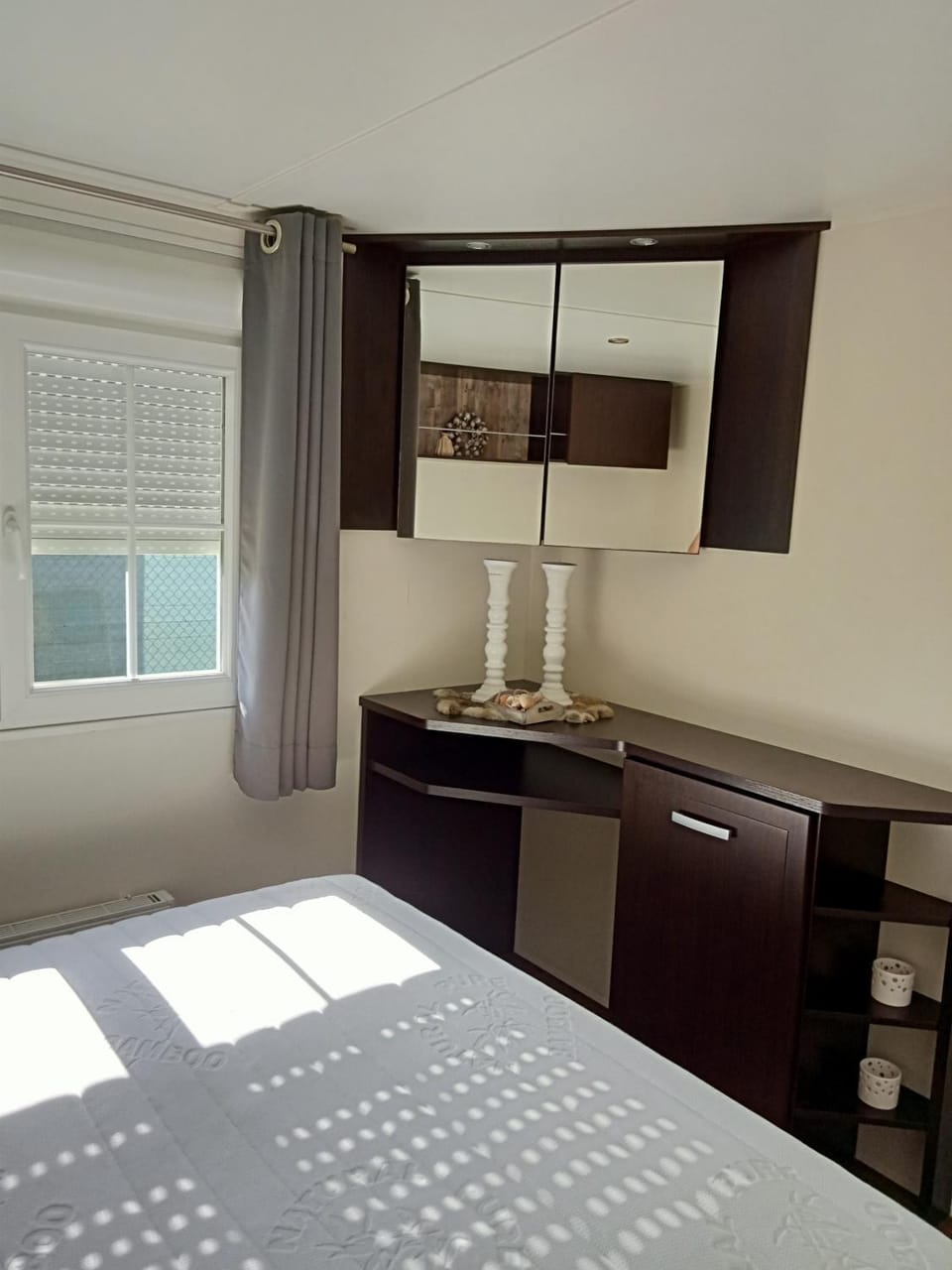 Superdeluxe stacaravan met eigen tuin en parkeerplaats nr 20 Campground/ 
RV Resort in Bredene