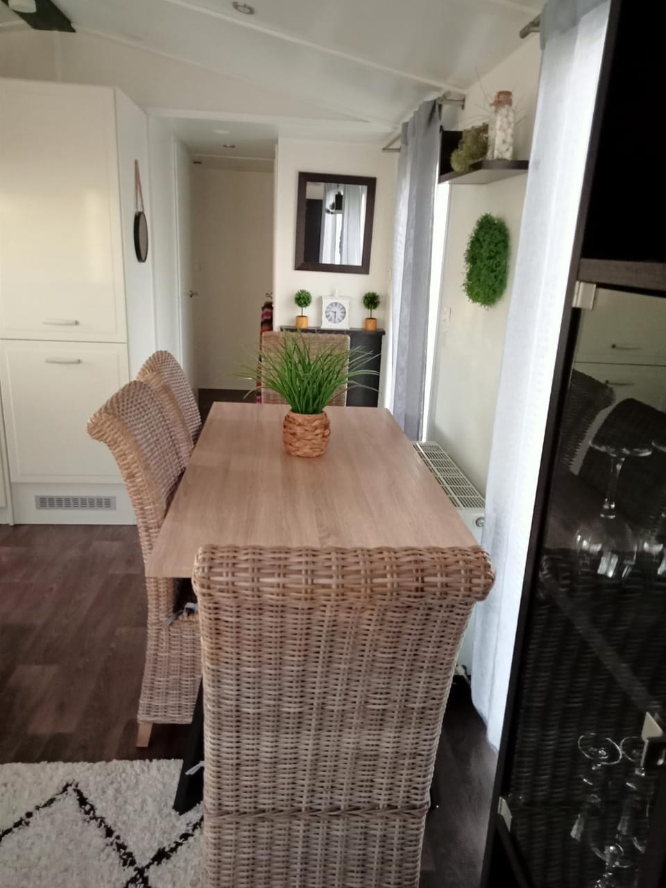 Superdeluxe stacaravan met eigen tuin en parkeerplaats nr 20 Campground/ 
RV Resort in Bredene