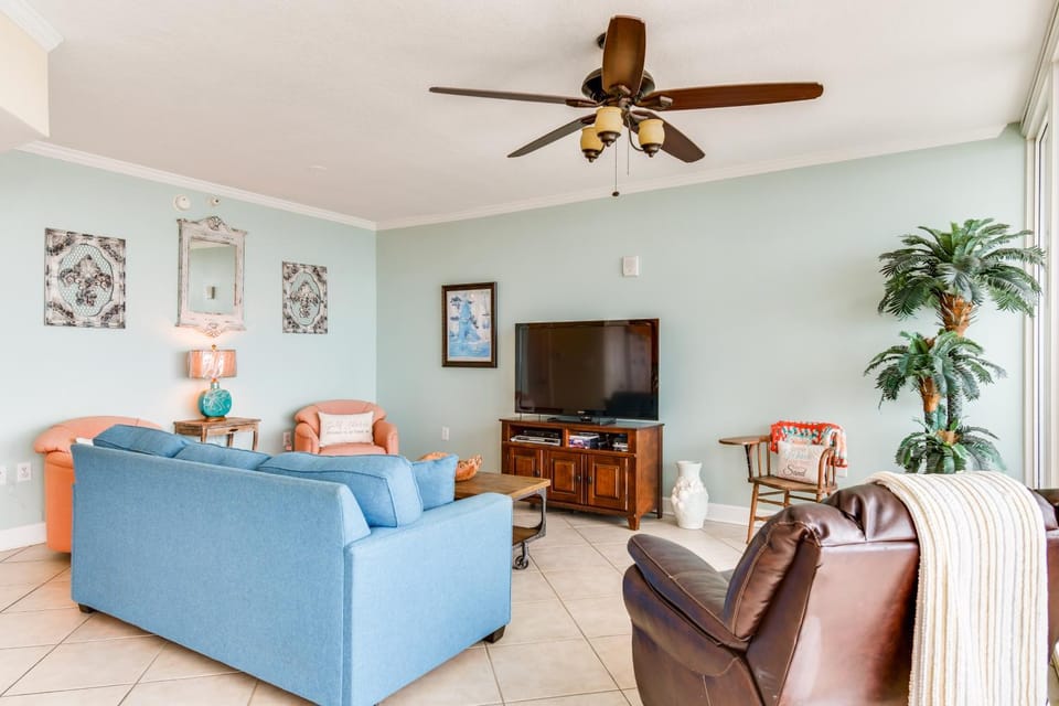 Gulf Shores Beachfront Condo w/ Community Pool! House in West Beach