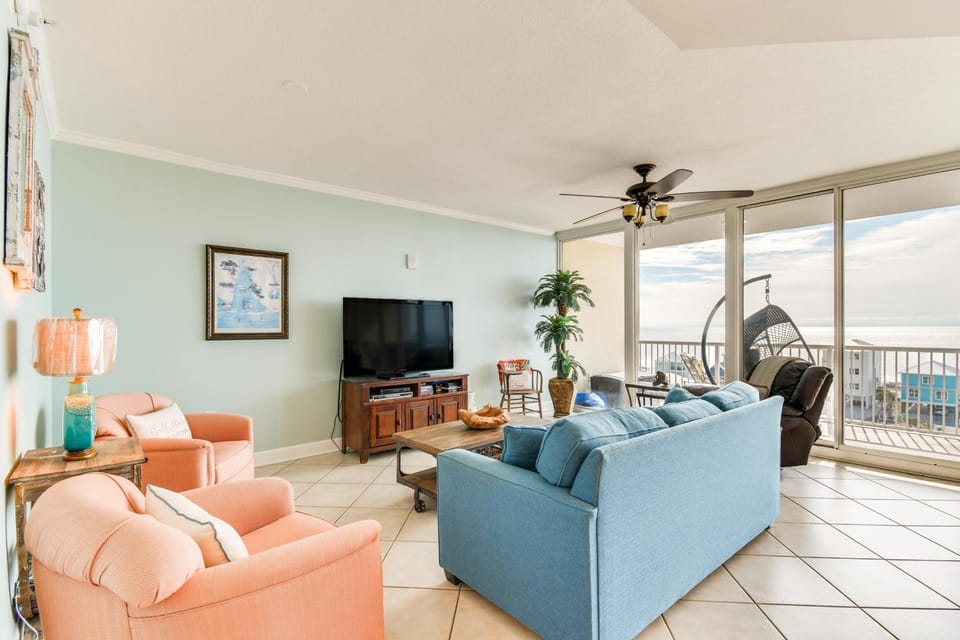 Gulf Shores Beachfront Condo w/ Community Pool! House in West Beach