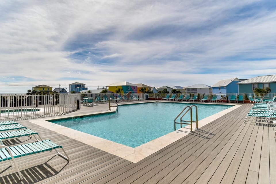 Gulf Shores Beachfront Condo w/ Community Pool! House in West Beach
