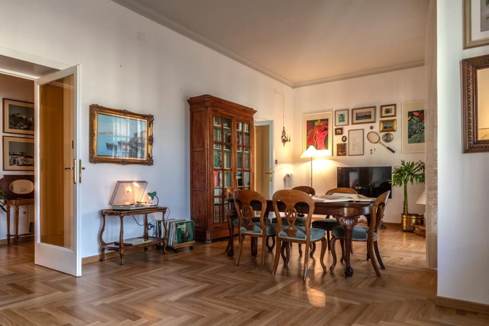 TV and multimedia, Seating area