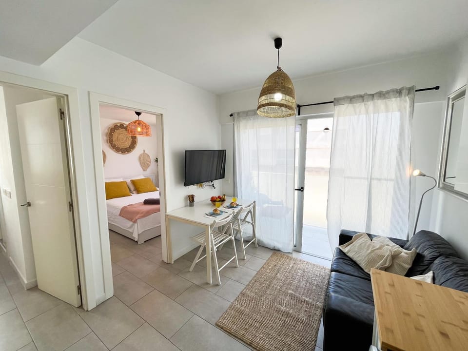 Communal lounge/ TV room, TV and multimedia, Kitchen or kitchenette, Living room, Dining area, Bedroom, hair dresser