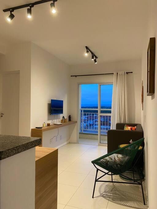 Apto completo com 02 quartos climatizados, estacionamento e portaria 24 horas, próximo ao Aeroporto! Apartment in Juazeiro do Norte