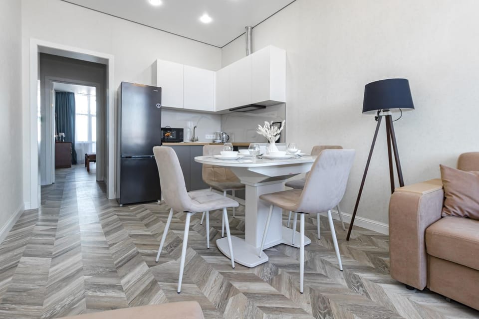 Kitchen or kitchenette, Dining area
