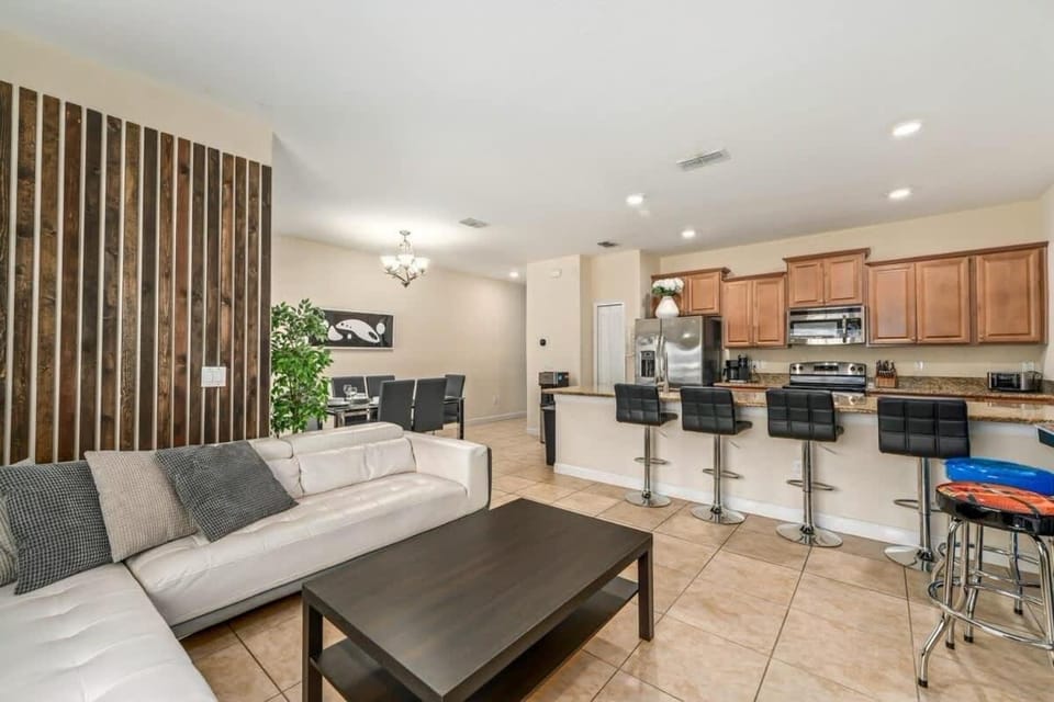 9 min to Disney w Pool- 4BD 3BA - FREE Waterpark House in Kissimmee