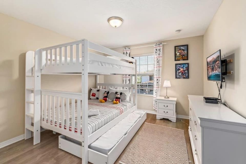 9 min to Disney w Pool- 4BD 3BA - FREE Waterpark House in Kissimmee