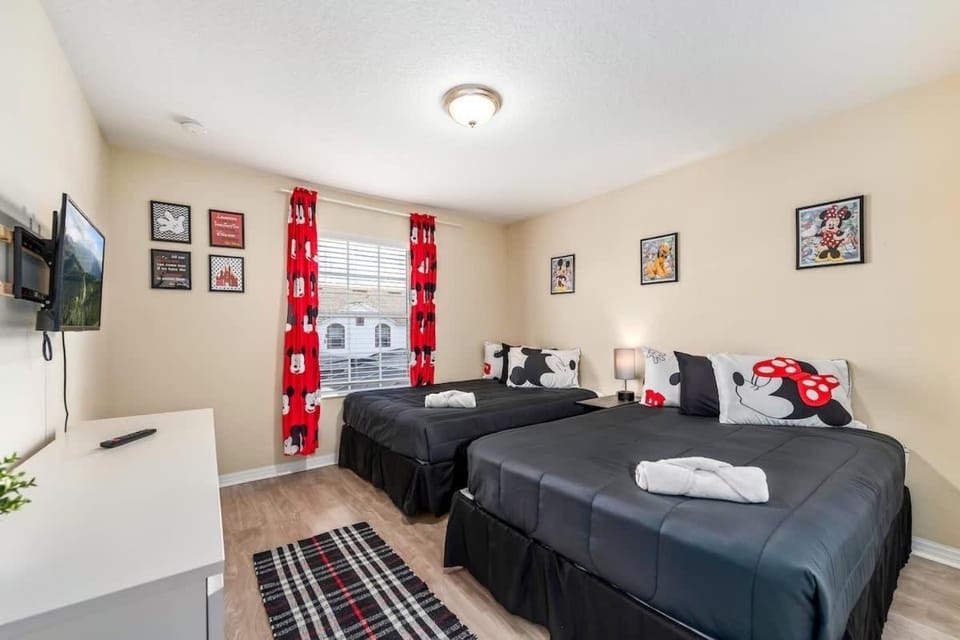 9 min to Disney w Pool- 4BD 3BA - FREE Waterpark House in Kissimmee