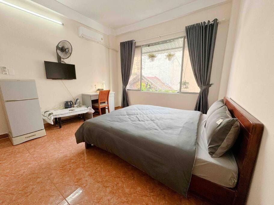 Bed, air conditioner