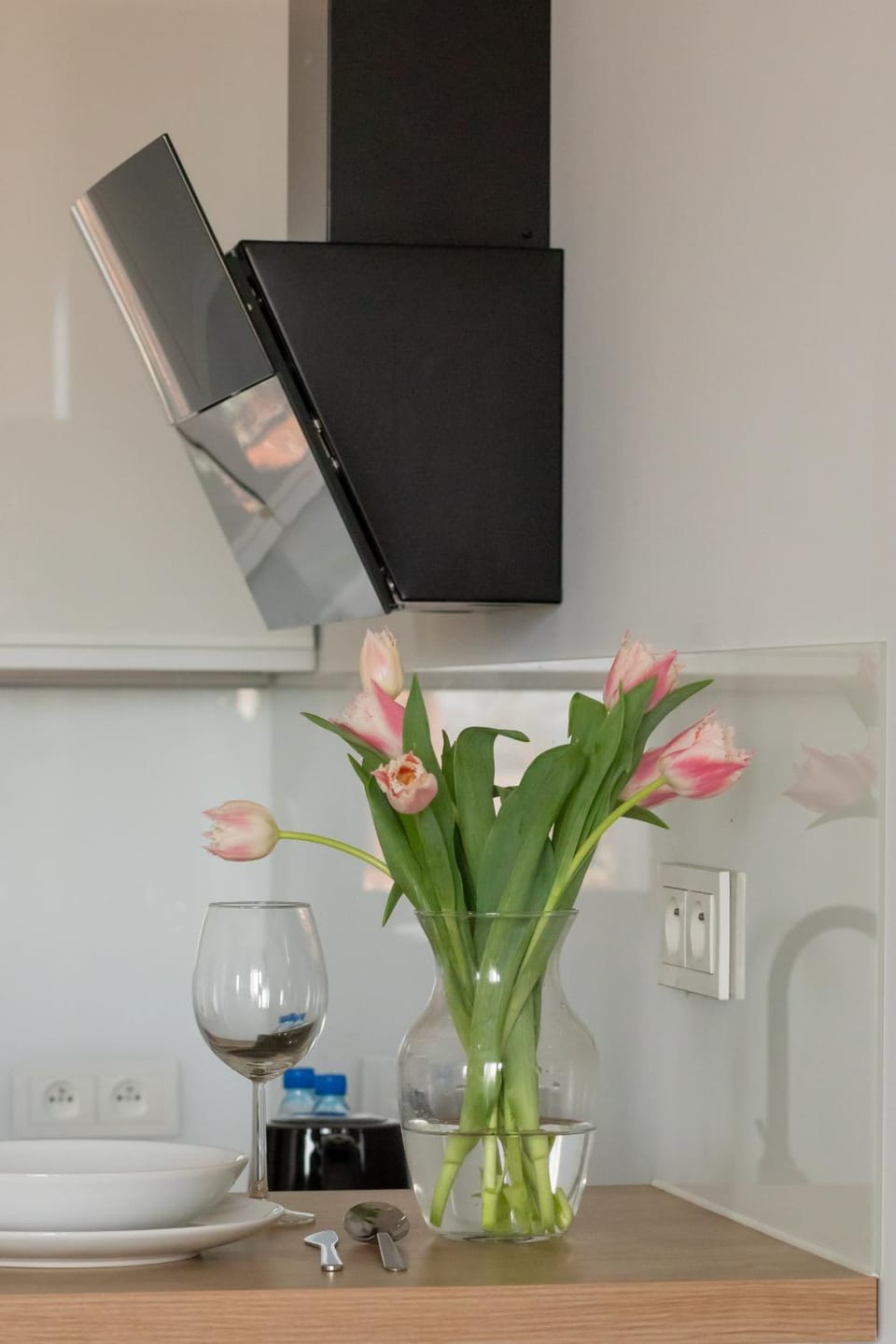 Kitchen or kitchenette, minibar