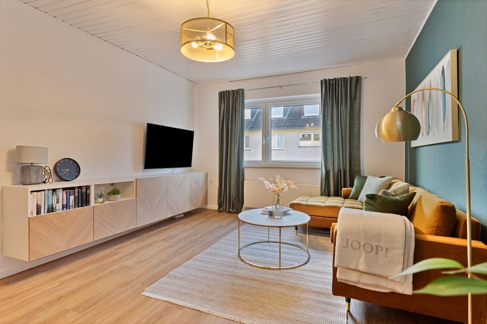 Communal lounge/ TV room, TV and multimedia, Living room, Seating area, Evening entertainment, hair dresser