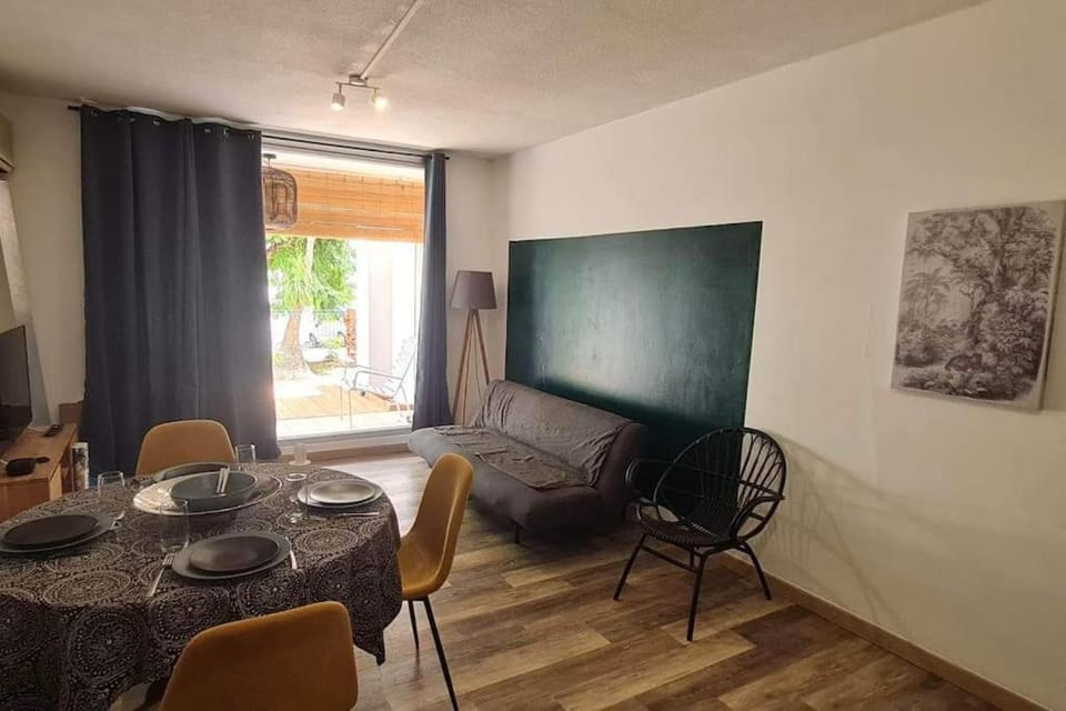 Living room, Seating area, Dining area