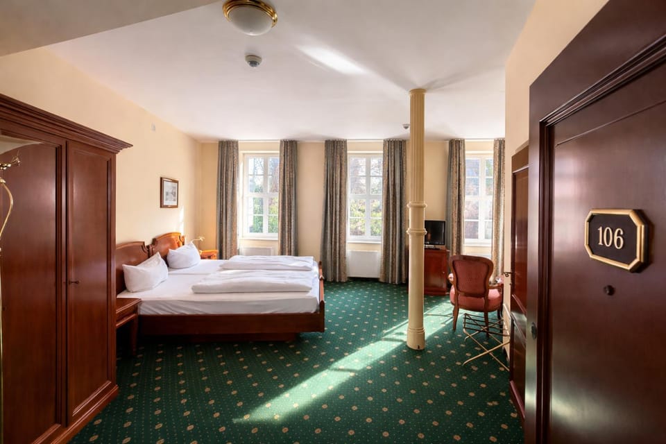Bed, TV and multimedia, Photo of the whole room, Bedroom