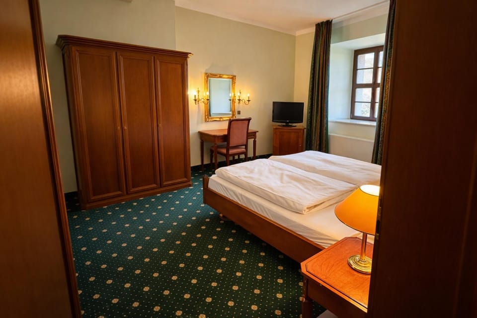 Bed, TV and multimedia, Photo of the whole room, Bedroom, wardrobe