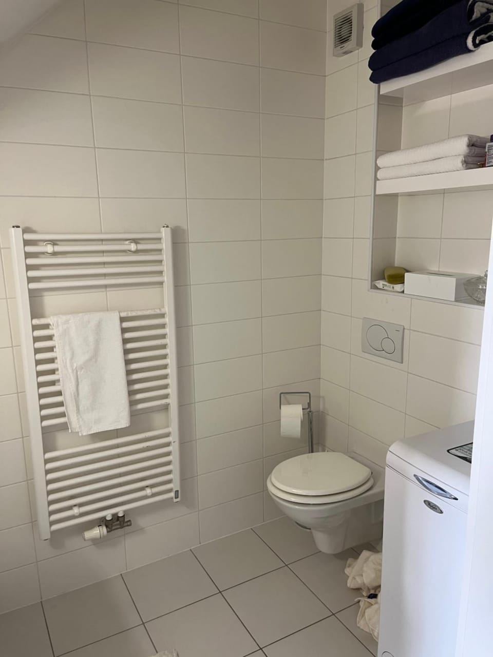 Toilet, towels