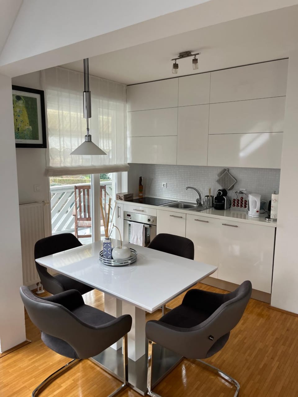 Kitchen or kitchenette, Dining area