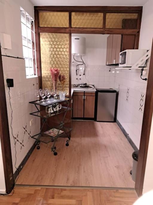 Kitchen or kitchenette, minibar, oven, stove