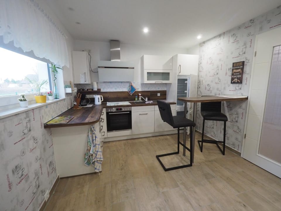 Kitchen or kitchenette, Dining area, dishwasher, minibar, stove