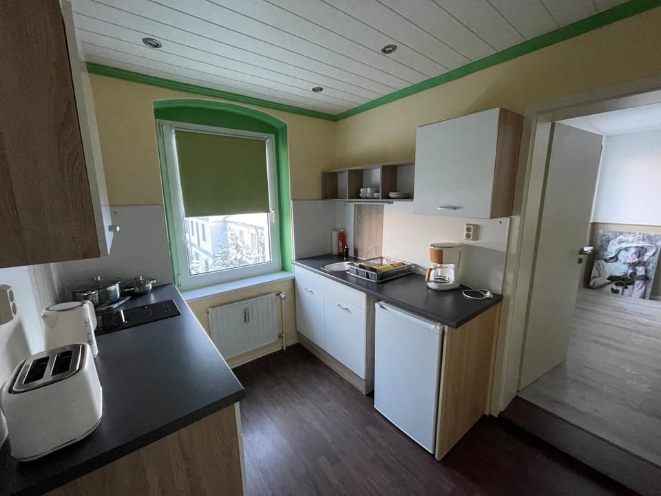 Kitchen or kitchenette, pet friendly, stove, toaster