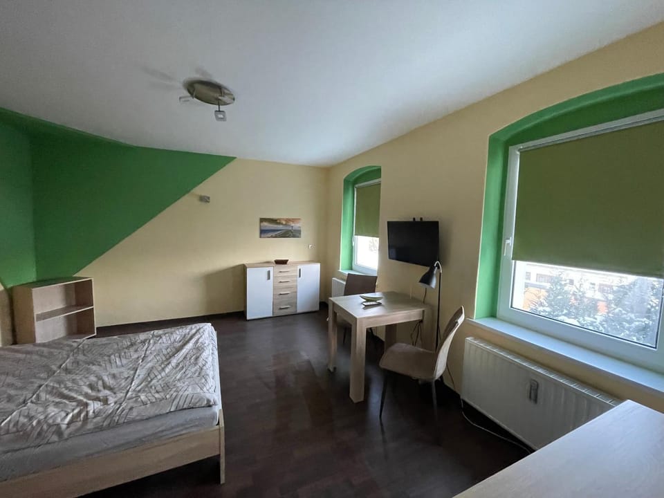 Bed, TV and multimedia, Living room, Photo of the whole room, Seating area, Dining area, Evening entertainment, hair dresser