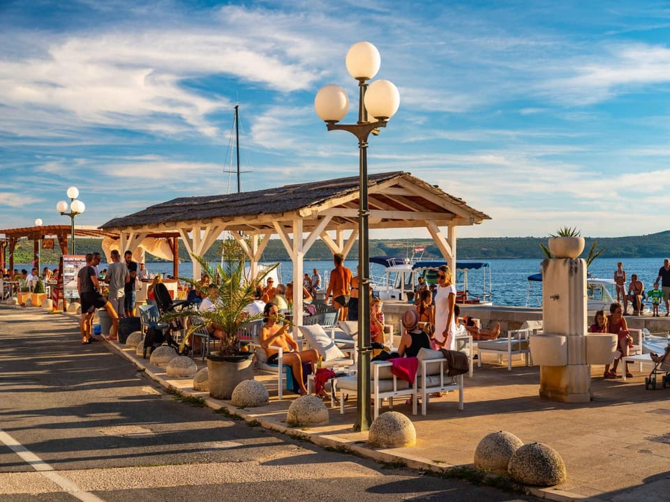Nearby landmark, Restaurant/places to eat, Summer