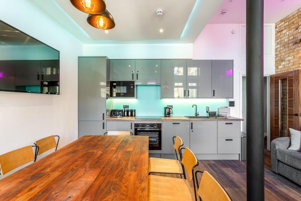 Kitchen or kitchenette, Dining area, minibar, pet friendly, stove, kitchen