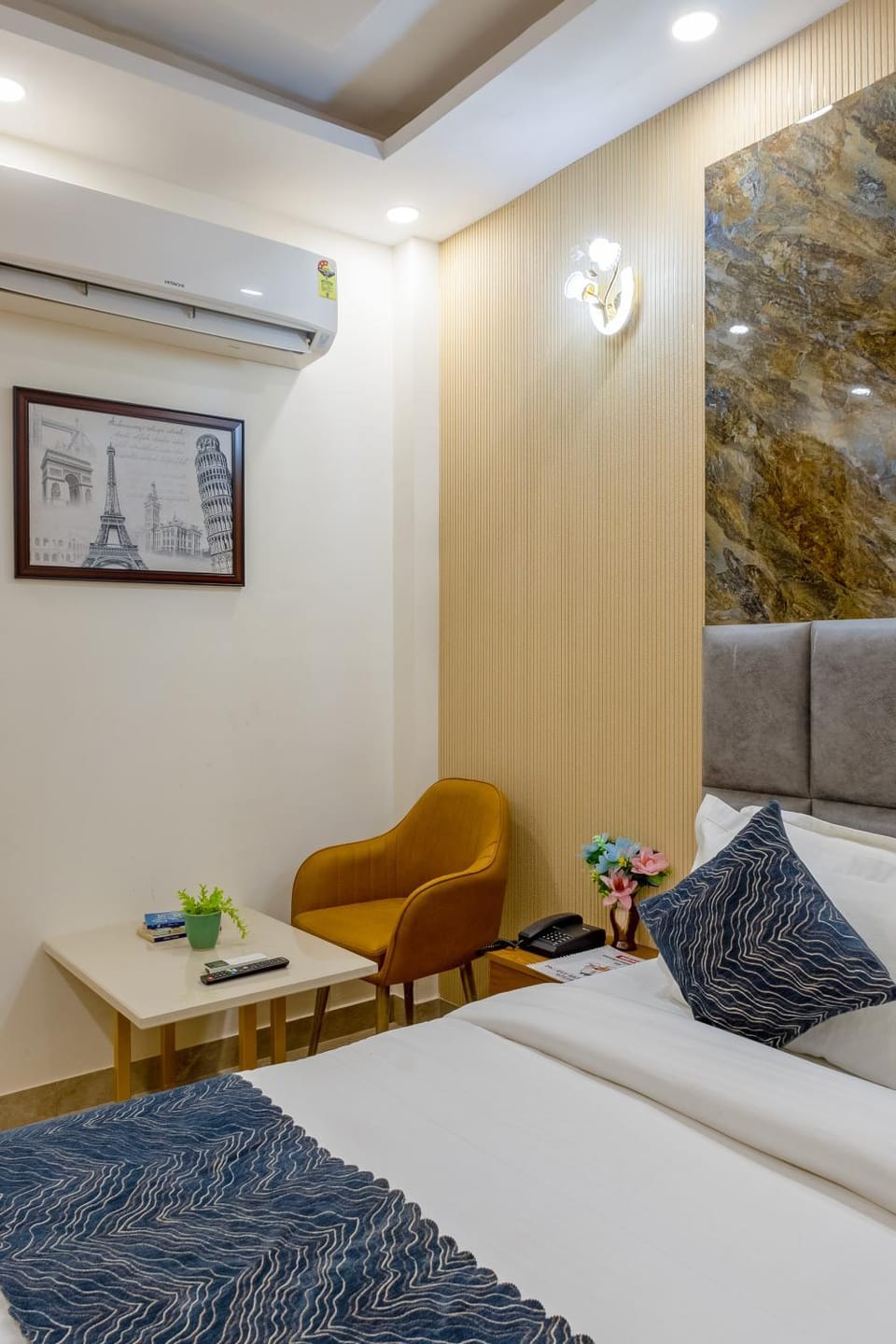 Bed, Photo of the whole room, Seating area, Bedroom