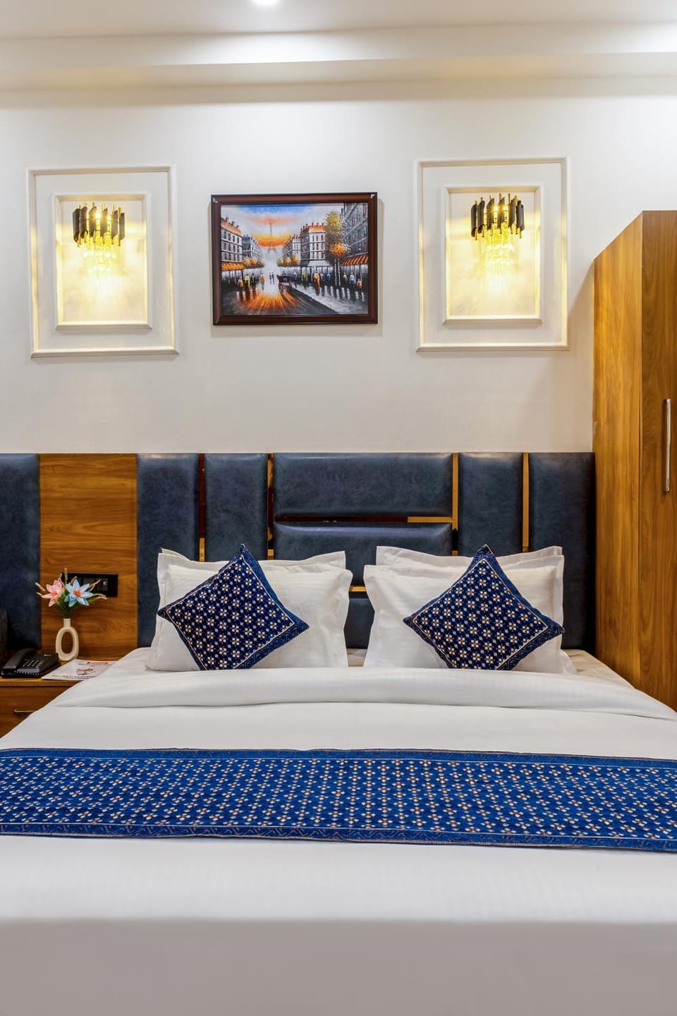Bed, Photo of the whole room, Seating area, Bedroom