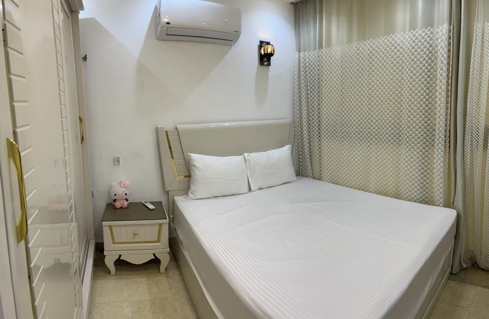 Bed, Photo of the whole room, Bedroom, air conditioner