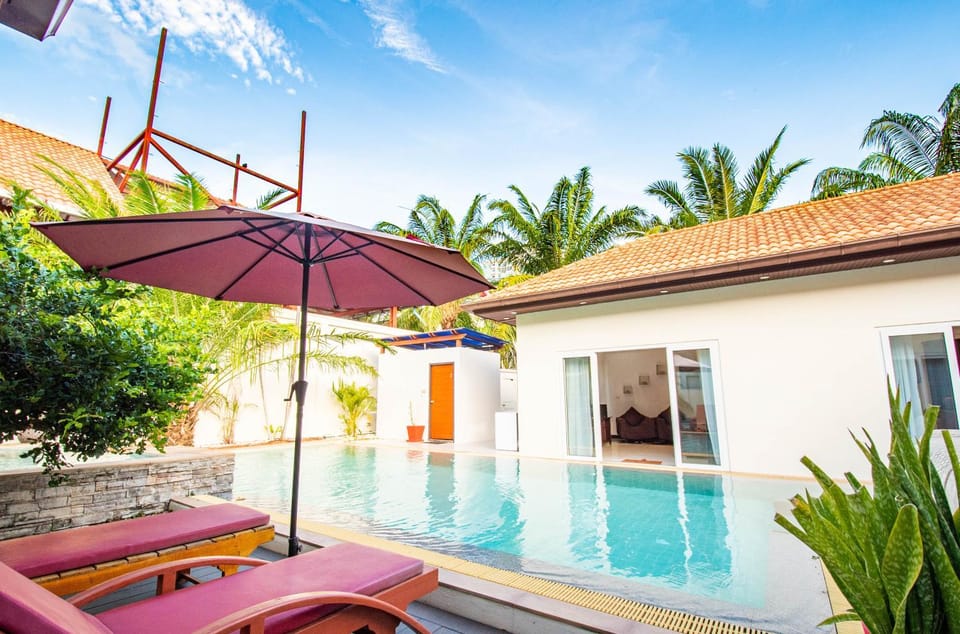 Property building, Day, Pool view, Swimming pool, sunbed