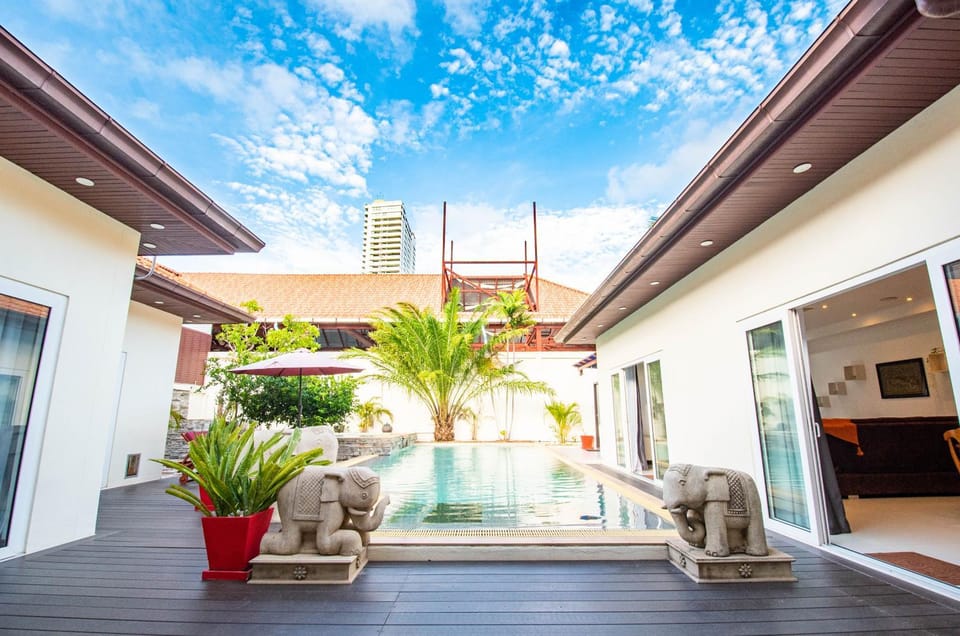 Property building, Day, Pool view, Swimming pool, sunbed
