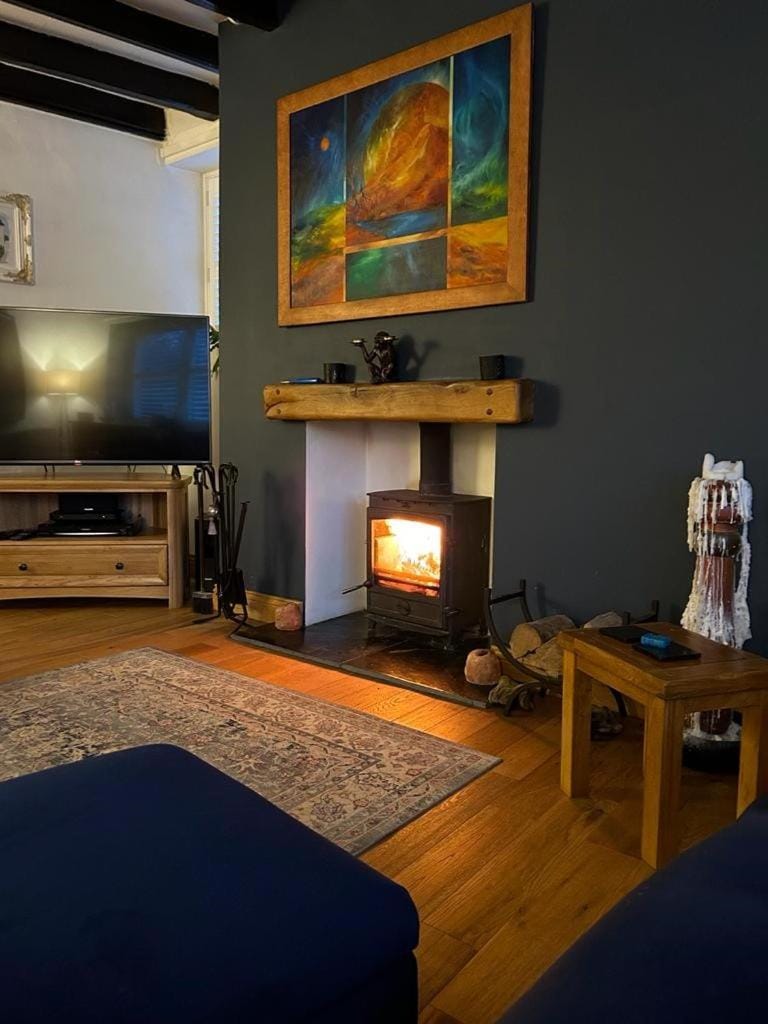 Virginia House A Contemporary Cosy Period Cottage House in England