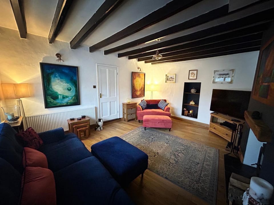 TV and multimedia, Living room, Seating area, flat iron