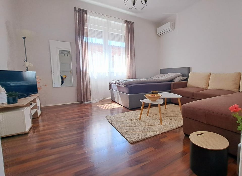 Bed, TV and multimedia, Seating area