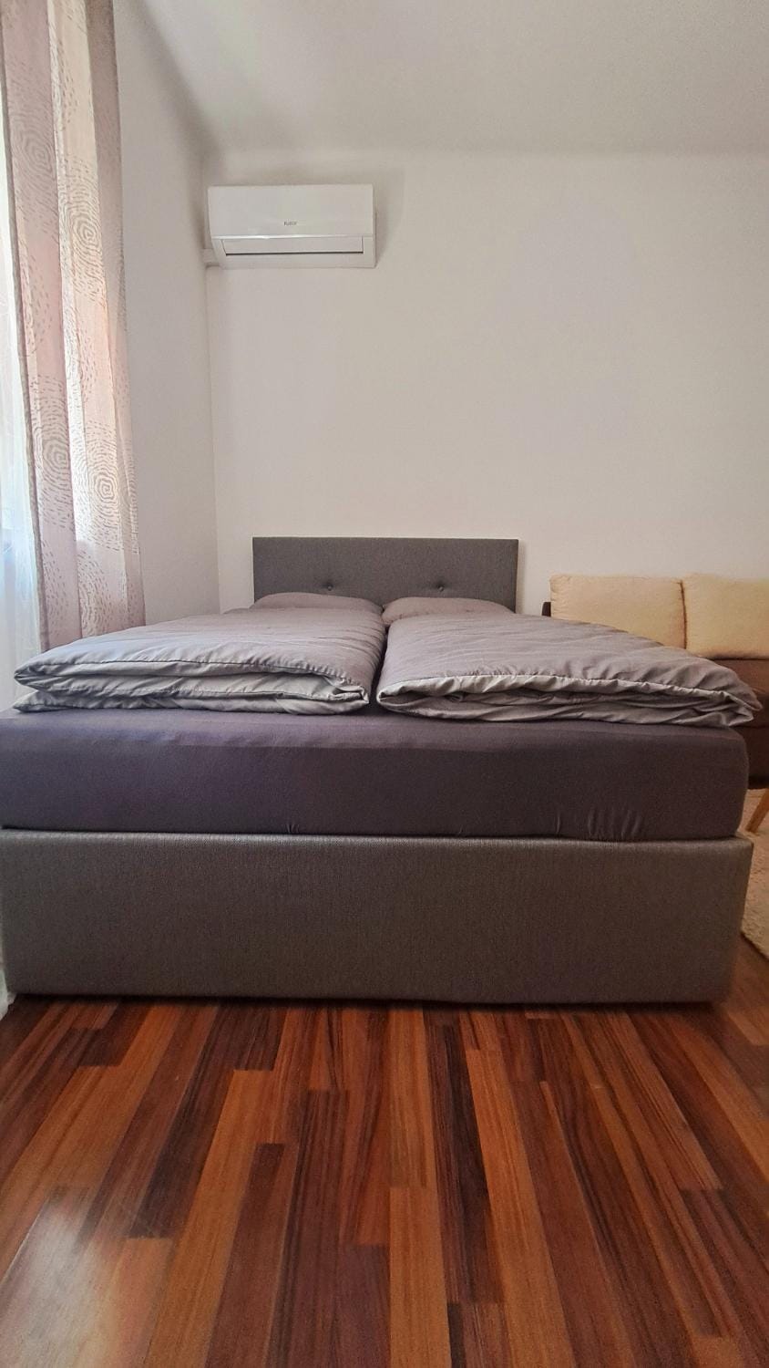 Bed, air conditioner