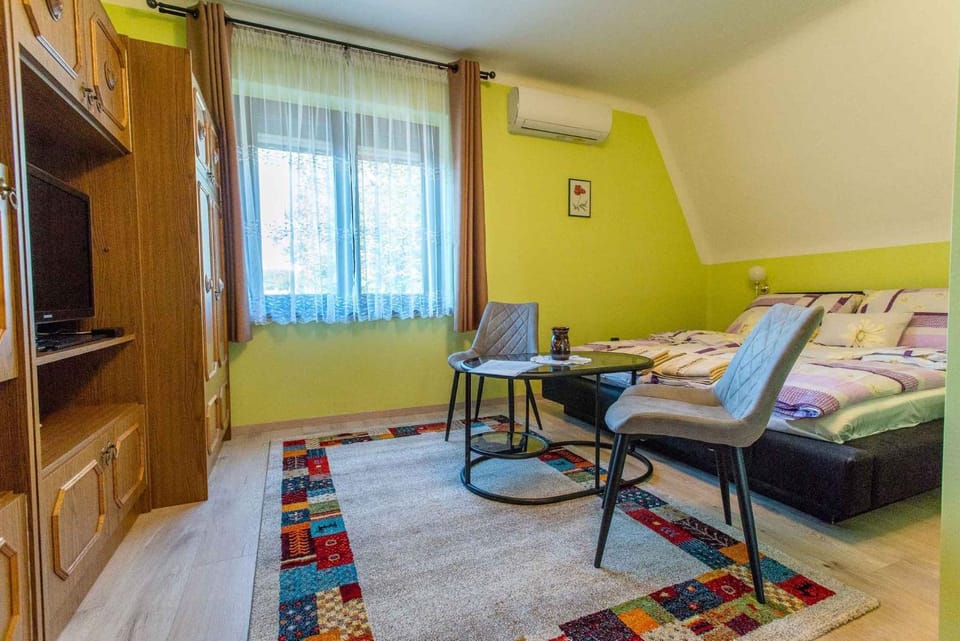 Bedroom, air conditioner