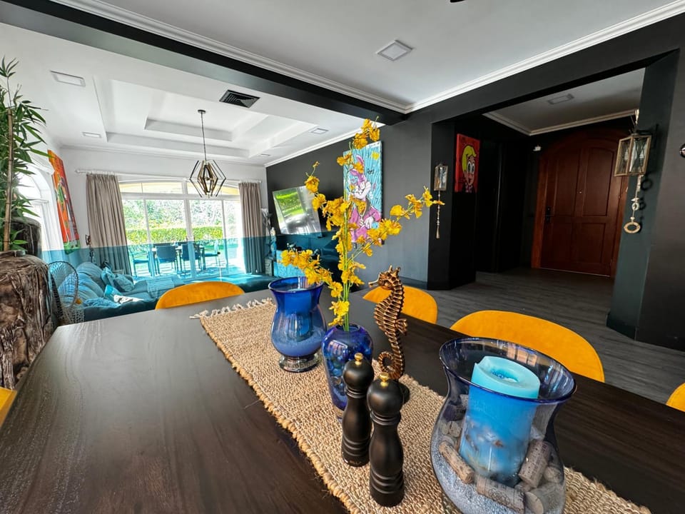 Living room, Seating area, Dining area