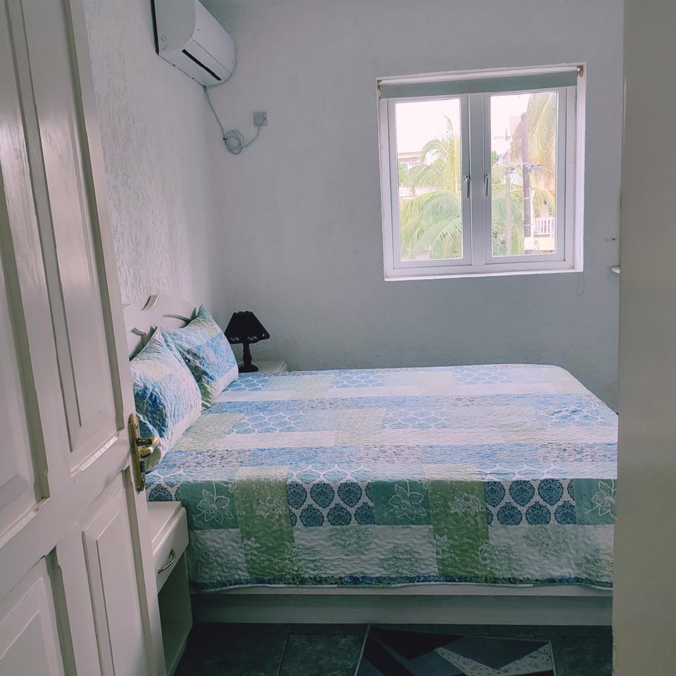 Bed, View (from property/room), Photo of the whole room, Bedroom, Garden view, Mountain view, Street view, air conditioner