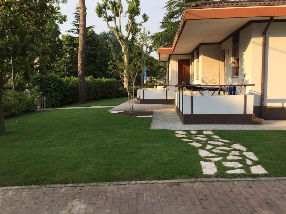 Property building, Summer, Garden