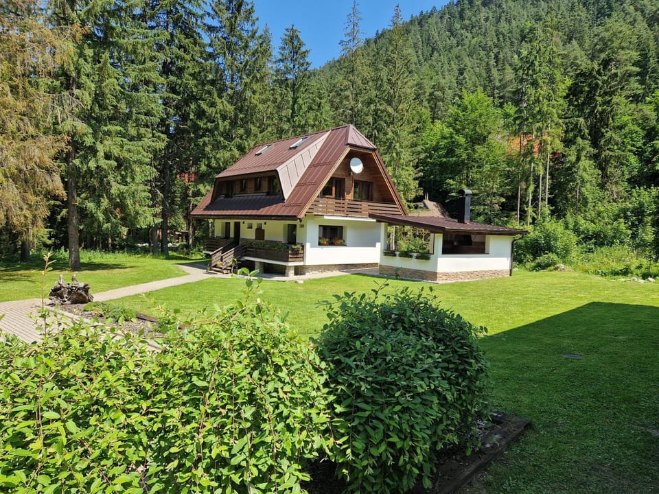 Property building, Natural landscape, Garden, Garden view, Mountain view