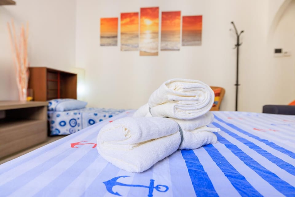 Bed, Photo of the whole room, Bedroom, towels