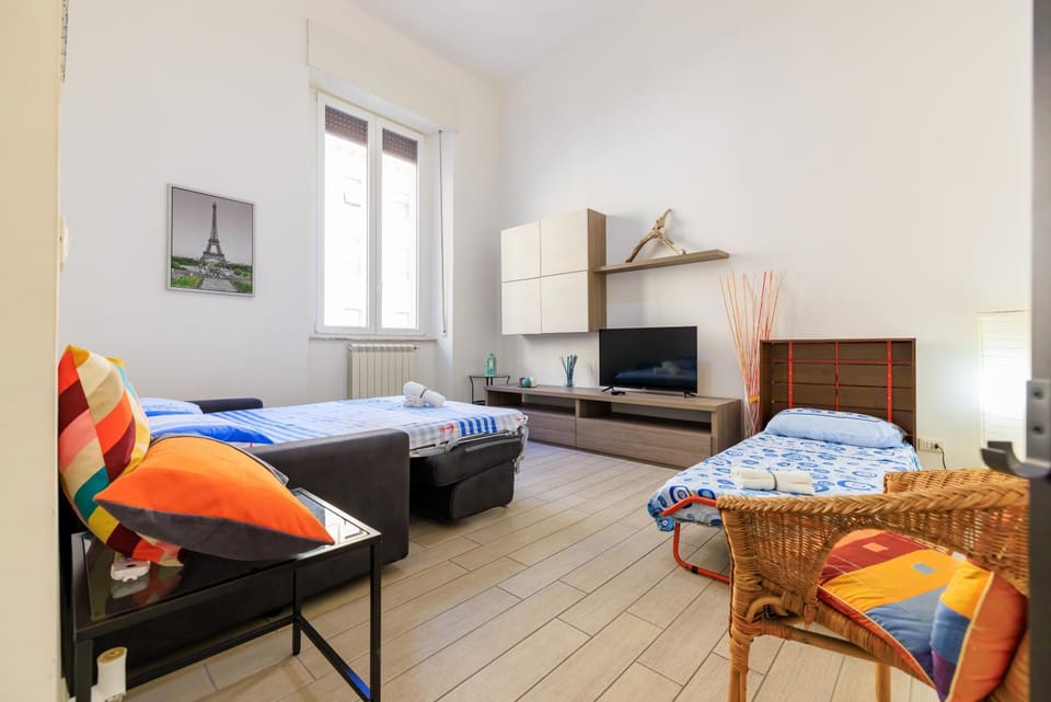 Bed, TV and multimedia, Living room, Photo of the whole room, Bedroom