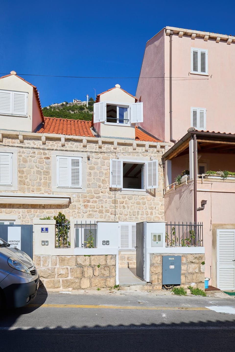 Property building, Neighbourhood